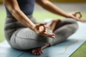 Posturas de yoga ayudan a mejorar tu digestin post fiestas