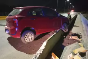 Un conductor en estado de ebriedad choc y qued incrustado sobre un puente
