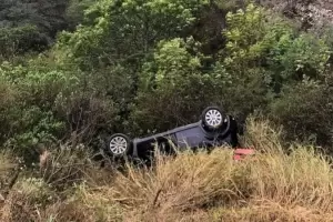 Pudo ser fatal: un hombre y su familia volcaron en la Cuesta del Totoral