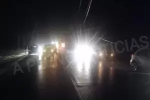 Cayeron postes de energa sobre la Ruta 64 y una localidad qued sin luz