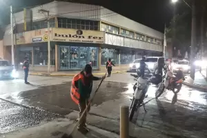 Una mujer sufri un siniestro vial mientras limpiaba la calle