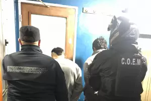 Tras una persecucin detienen a dos arrebatadores y recuperan elementos sustrados