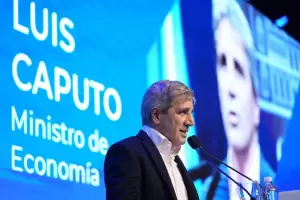 Caputo asegur que no hay atraso cambiario y apunt a los "devaluadores seriales": "La nica forma es bajar los impuestos"
