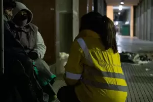 Encontraron a dos jvenes viviendo bajo un puente en Capital