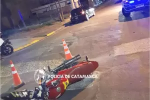 Derrapes en Capital: dos motocicliscas cayeron a causa de roturas en las calles