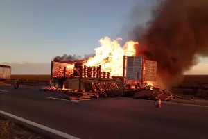 Se incendi el acoplado de un camin en la Ruta Nacional 60