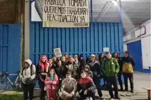 A un mes de la toma, los despedidos de Textilcom reclaman que se reactive la fbrica