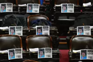 Diputados colocaron carteles de "Buscamos a Loan" durante la sesin por la Ley Bases