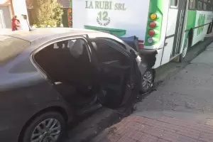 Grave accidente en pleno centro: un auto se incrust debajo de un colectivo