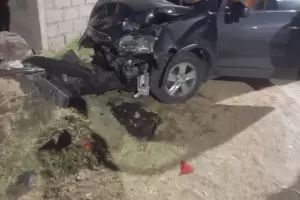 Violento siniestro vial: Choc contra un auto y qued incrustado en una vivienda