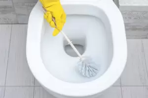 Los 3 trucos infalibles para eliminar las manchas amarillas del inodoro: solo necesits ingredientes bsicos