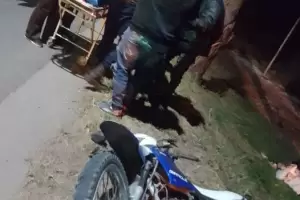 Dos motociclistas heridos tras chocar contra un poste en Piedra Blanca