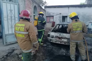 Bomberos sofocaron un incendio en un automvil en Valle Viejo