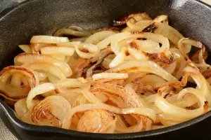 �Cu�ndo cocinas se te pega la cebolla en el sart�n?: Mir� estos trucos que te solucionaran el problema