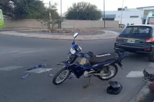 Motociclista no anticip la frenada, y termin chocando con un auto