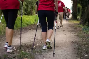Caminata nrdica: la actividad que ayuda a bajar de peso en poco tiempo