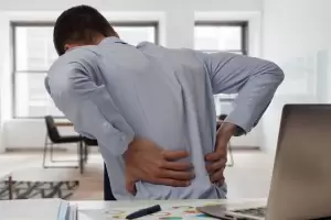 Este es el ejercicio que ayuda a corregir la espalda arqueada y a reducir la joroba