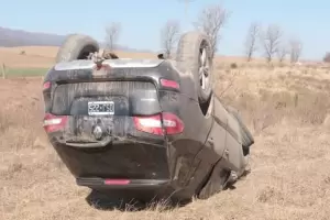 Un hombre result herido tras un violento vuelco en Ambato