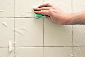 Este es el truco casero que elimina la suciedad de los cer�micos del ba�o en 10 minutos