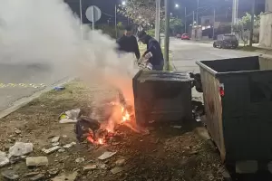 Quemaron otro contenedor: policas sofocaron las llamas