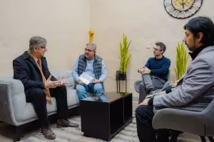 El Gobernador recibi al escritor Pablo Vassel