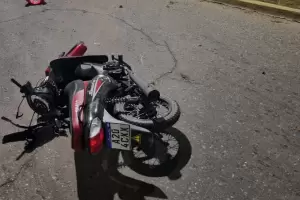 Motociclista cay y peg contra el cordn de la avenida