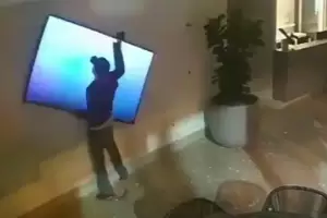 Entraron a su casa y le robaron la moto y la televisin