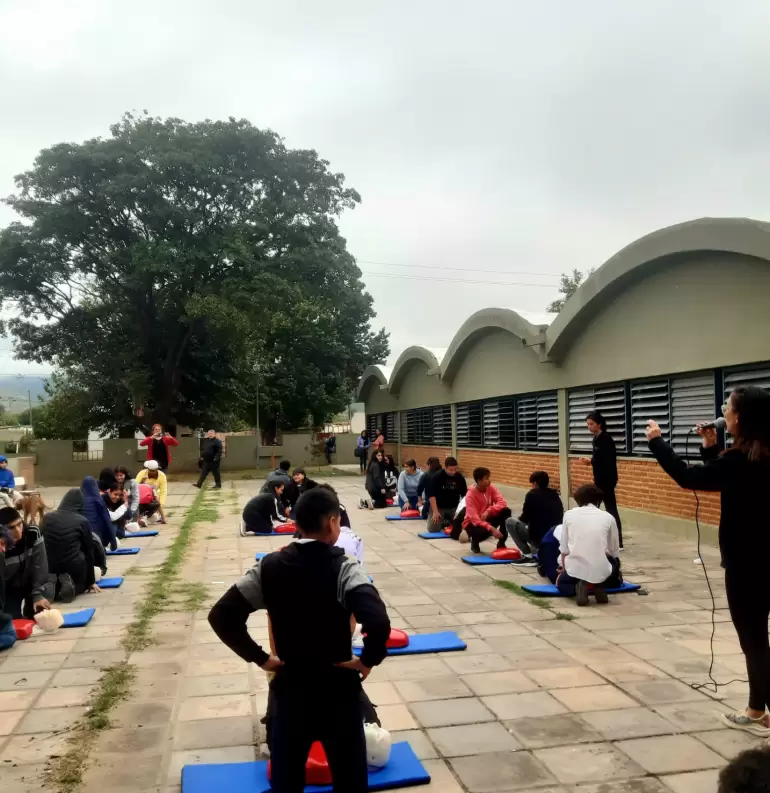 el taller de reanimacion cardiopulmonar manos que salvan capacito a estudiantes y docentes de 33 instituciones educativas