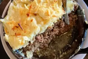 Pastel de papa con carne envuelto en panceta: una receta fcil y sabrosa para das fros