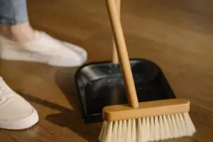 Rociar la escoba con lim�n y agua: por qu� recomiendan hacerlo y para qu� sirve