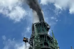 Se incendia la torre de la catedral de Notre Dame en Rouen: ordenaron evacuar la zona