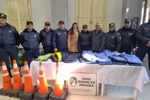 Entrega de uniformes y elementos de seguridad en Andalgal�