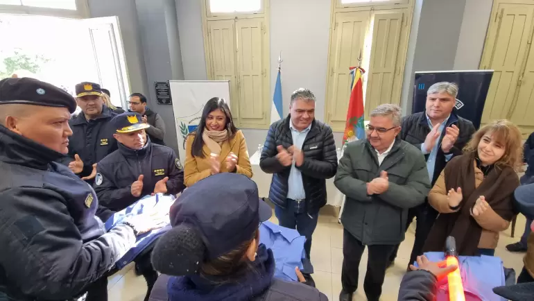 Entrega de uniformes y elementos de seguridad en Andalgal