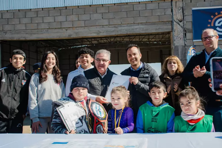 Raúl Jalil visitó la localidad de Saujil