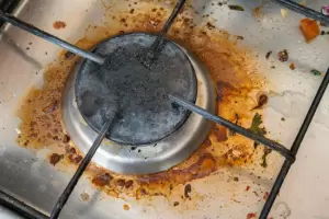 El paso a paso para quitar las manchas negras de las hornallas de la cocina