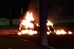Se incendi una moto en la Capital