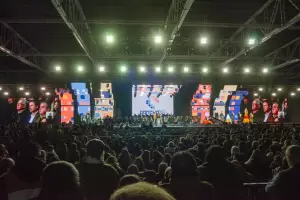 As se vive la Segunda Noche del Poncho 2024 en el Escenario Mayor