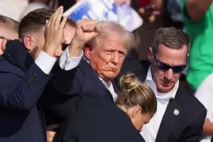 Trump fue herido y dos personas murieron en un atentado durante un acto de campaa