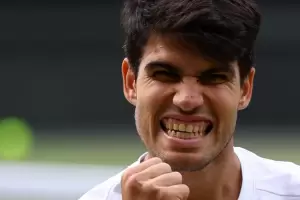 Alcaraz fue una aplanadora en la final de Wimbledon: le gan en 3 sets a Djokovic