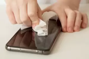 El paso a paso para limpiar correctamente la pantalla de un celular y  con qu producto hacerlo
