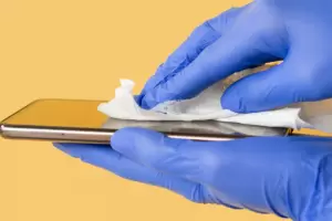 Estos son los pasos para desinfectar y limpiar el celular y mantenerlo libre de grmenes