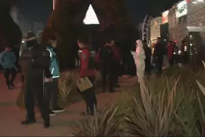Muri un hincha en el Obelisco: se trep a un cartel en la previa del partido de la Seleccin y se cay