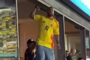 Tenso cruce de Maluma con hinchas argentinos luego de la victoria de Argentina