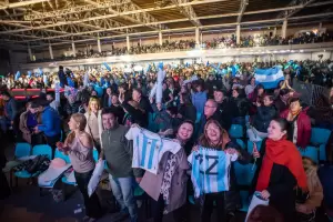 El triunfo de Argentina hizo vibrar a Los Manseros, Emaneo y Damin Crdoba