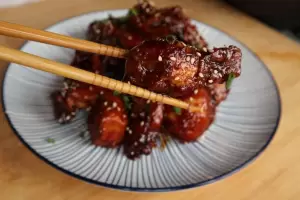 C�mo hacer pollo frito al estilo coreano: crocante y con la mejor salsa agridulce