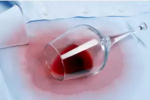 Cul es el truco definitivo para quitar las manchas de vino tinto de la ropa