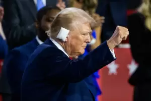 Tras el atentado, Donald Trump reapareci en un evento poltico con una venda en la oreja