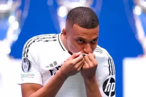 El Real Madrid present a Mbapp ante una multitud en el Bernabu