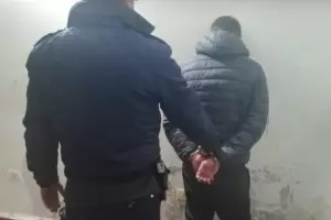 Intent agredir a policas y fue detenido