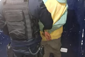 Intent huir con dos celulares y termin aprehendido